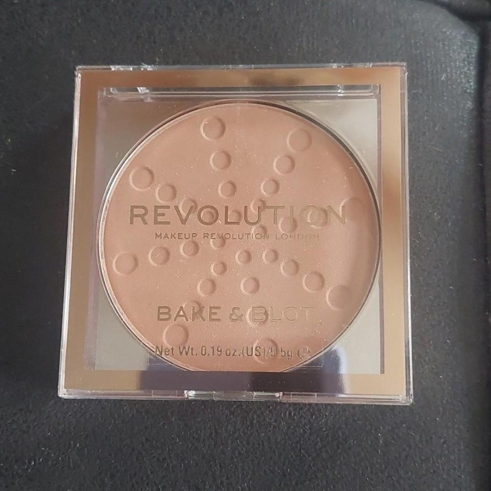NEW Makeup revolution bake and blot peach pressed powder